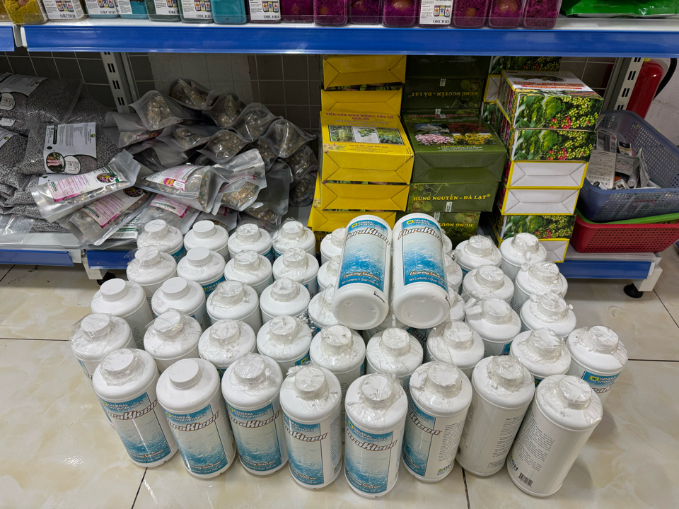 Dung dịch cây trồng FloraKleen 946ml - Xử lý dư lượng phân bón giúp bộ rễ khoẻ mạnh-duoc-ban-tai-THƯỞNG LÃM PHONG LAN VIỆT NAM