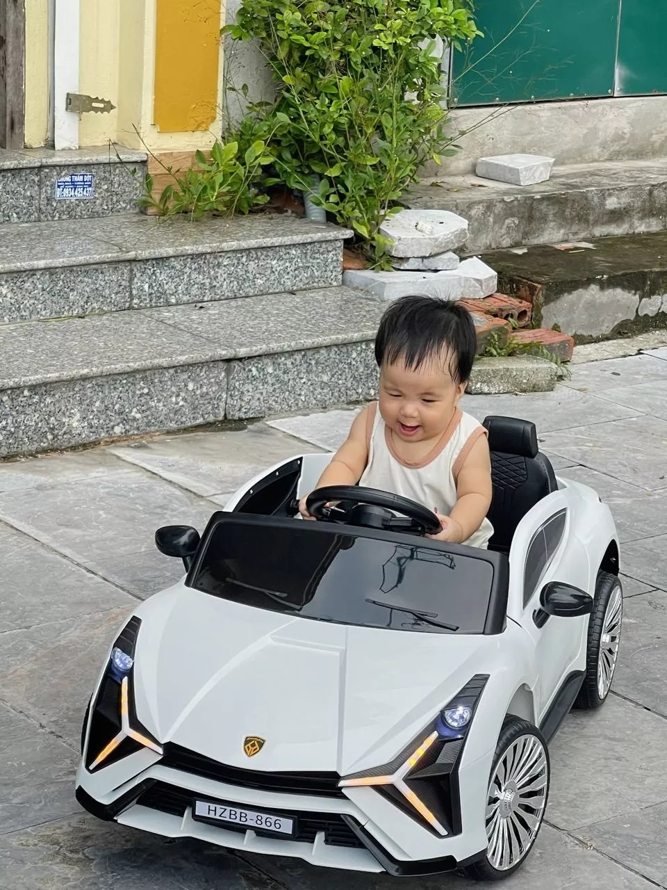 Lamborghini’s Revuelto-duoc-ban-tai-Minshop - Xe điện đồ chơi cho bé