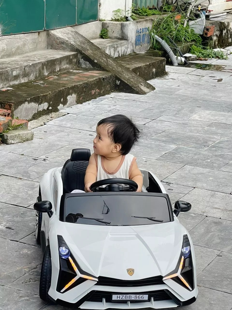 Lamborghini’s Revuelto-duoc-ban-tai-Minshop - Xe điện đồ chơi cho bé