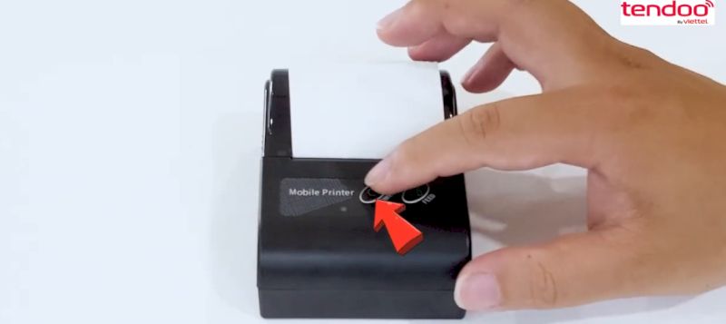 Mở máy in bằng cách Ấn giữ nút nguồn