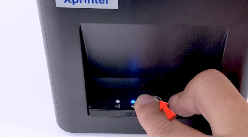 Nhấn và giữ nút FEED và bật nút nguồn của máy in