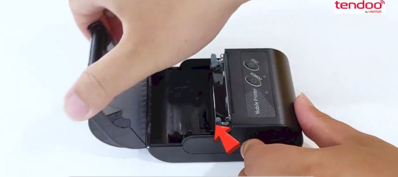 Nhấn nút hai bên để mở nắp hộp giấy