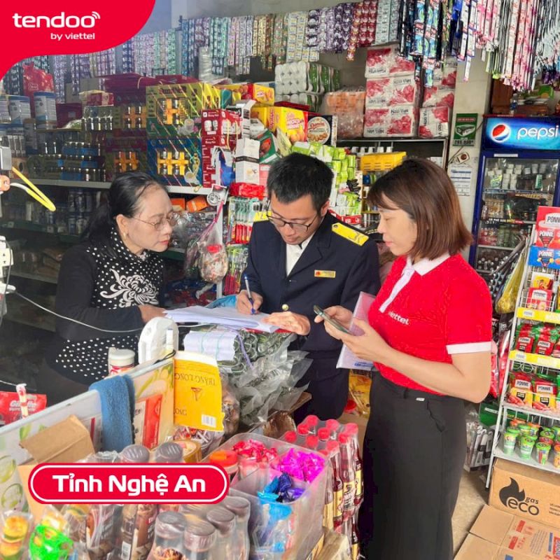 Cán bộ nhân viên Viettel trực tiếp đến từng hộ kinh doanh để hỗ trợ